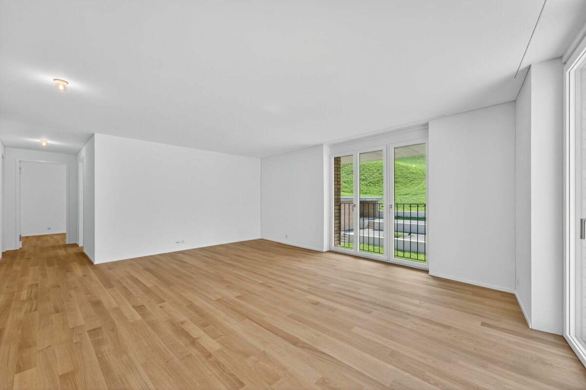 Heller leerer Wohnraum mit Balkonblick