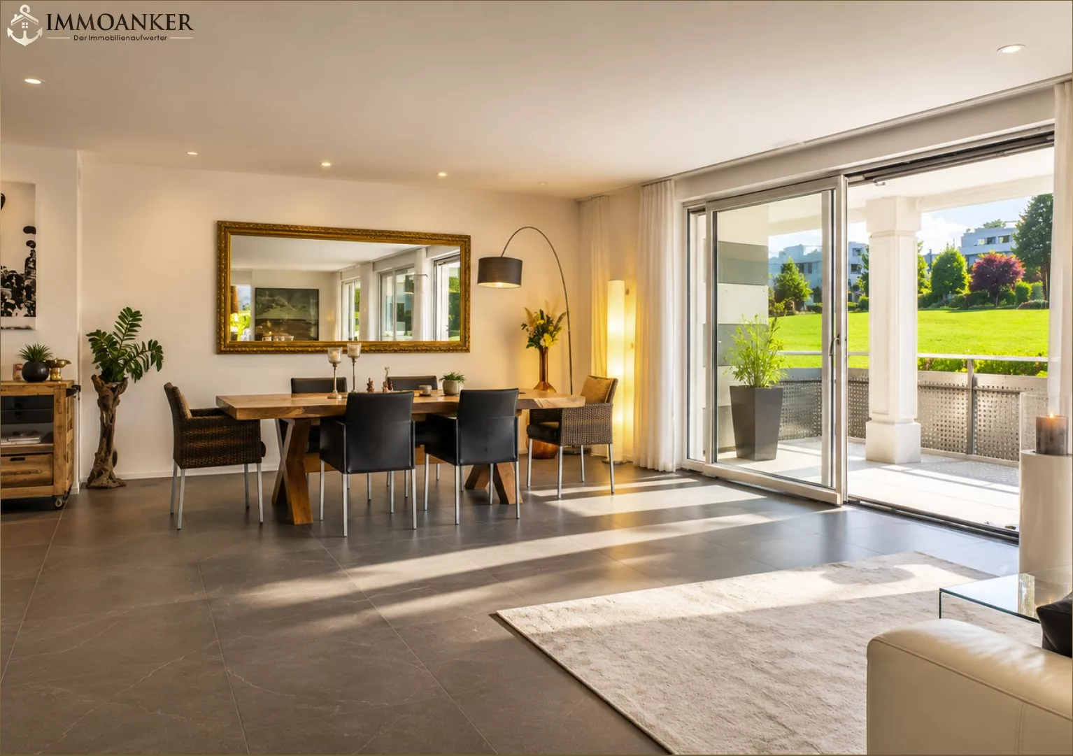 Offener Wohn- und Essbereich mit Terrasse