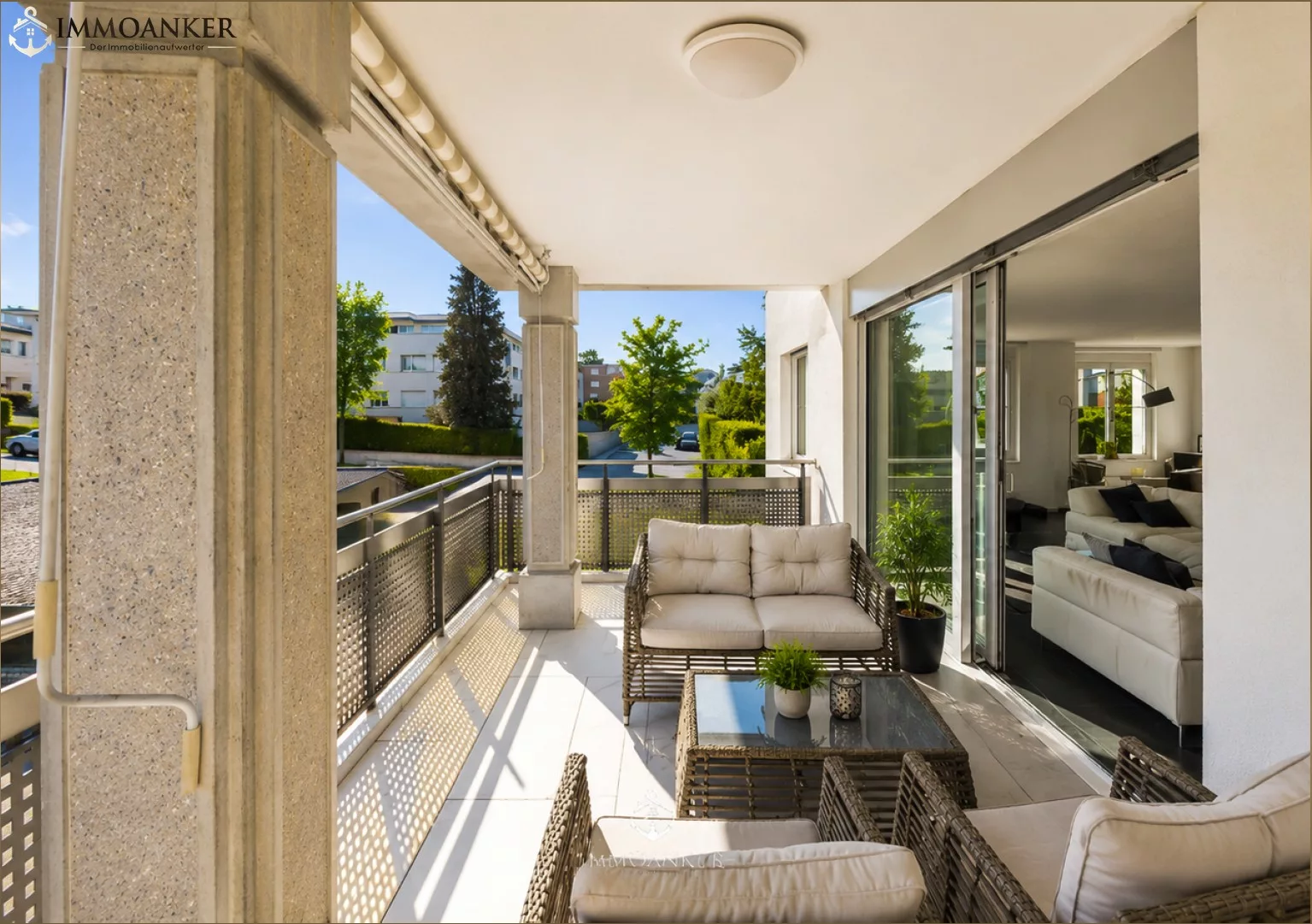 Überdachter Balkon mit Sitzgruppe