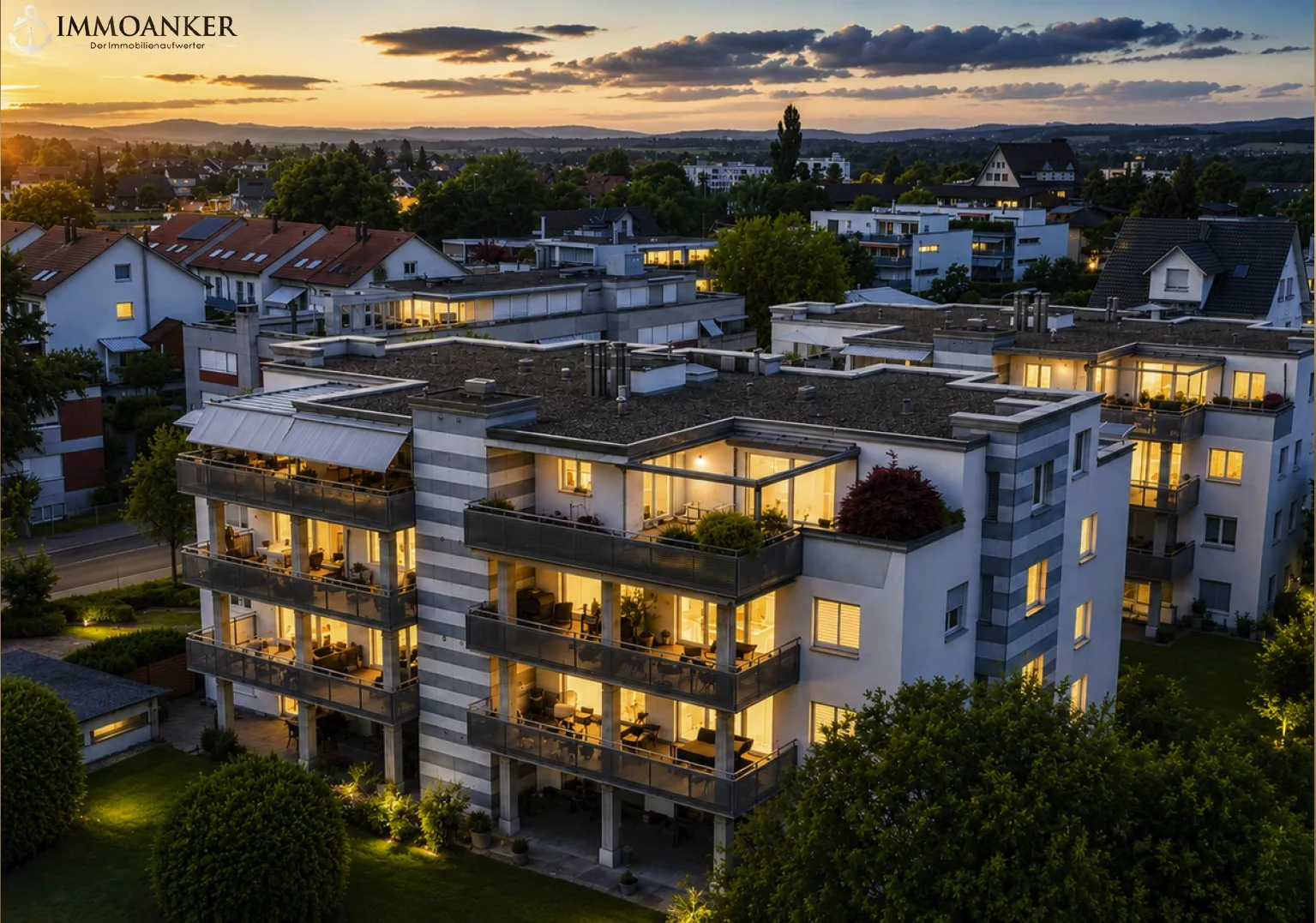 Außenansicht eines modernen Mehrfamilienhauses bei Sonnenuntergang