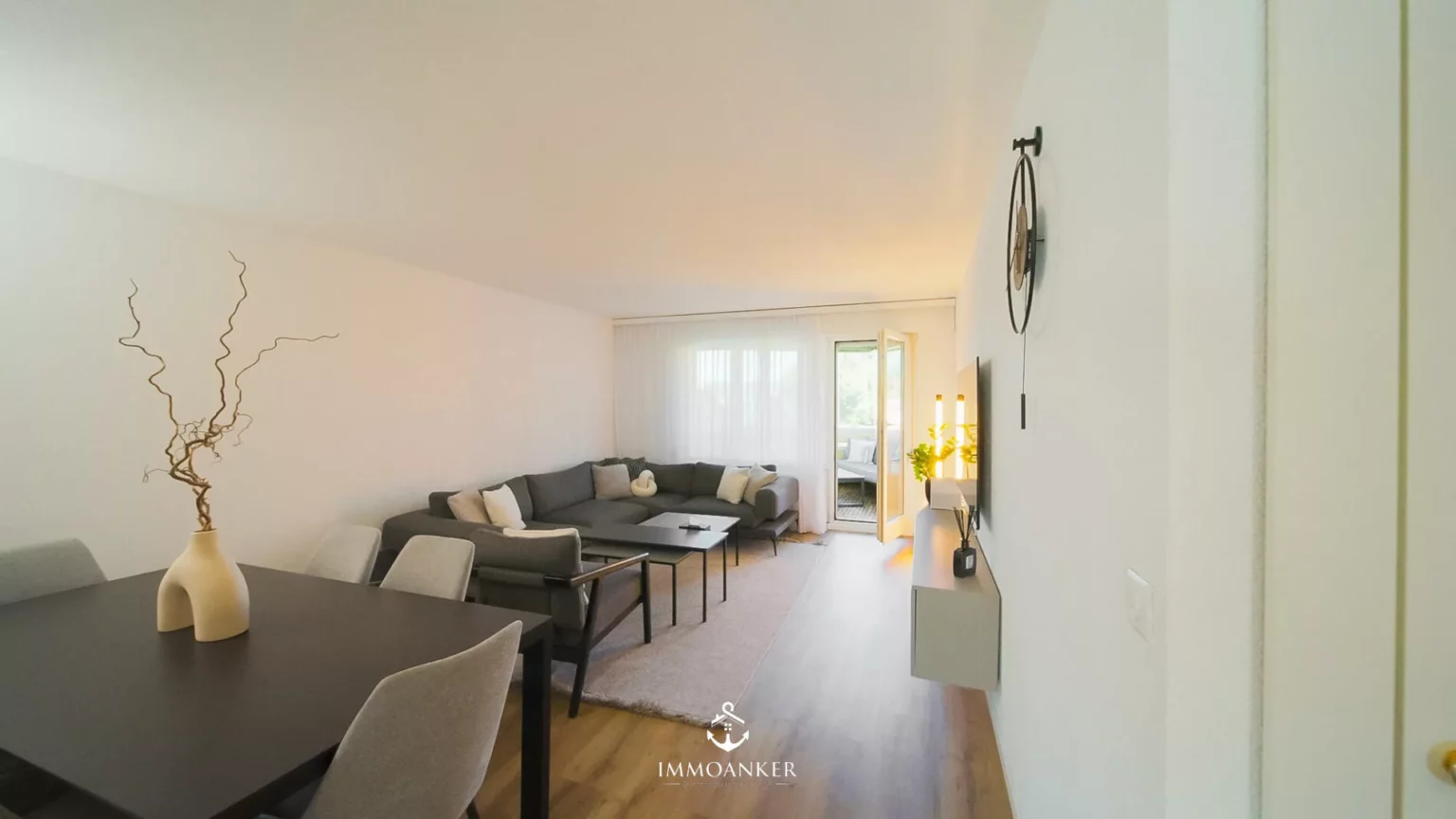 Helles Wohn-Esszimmer mit Balkonzugang