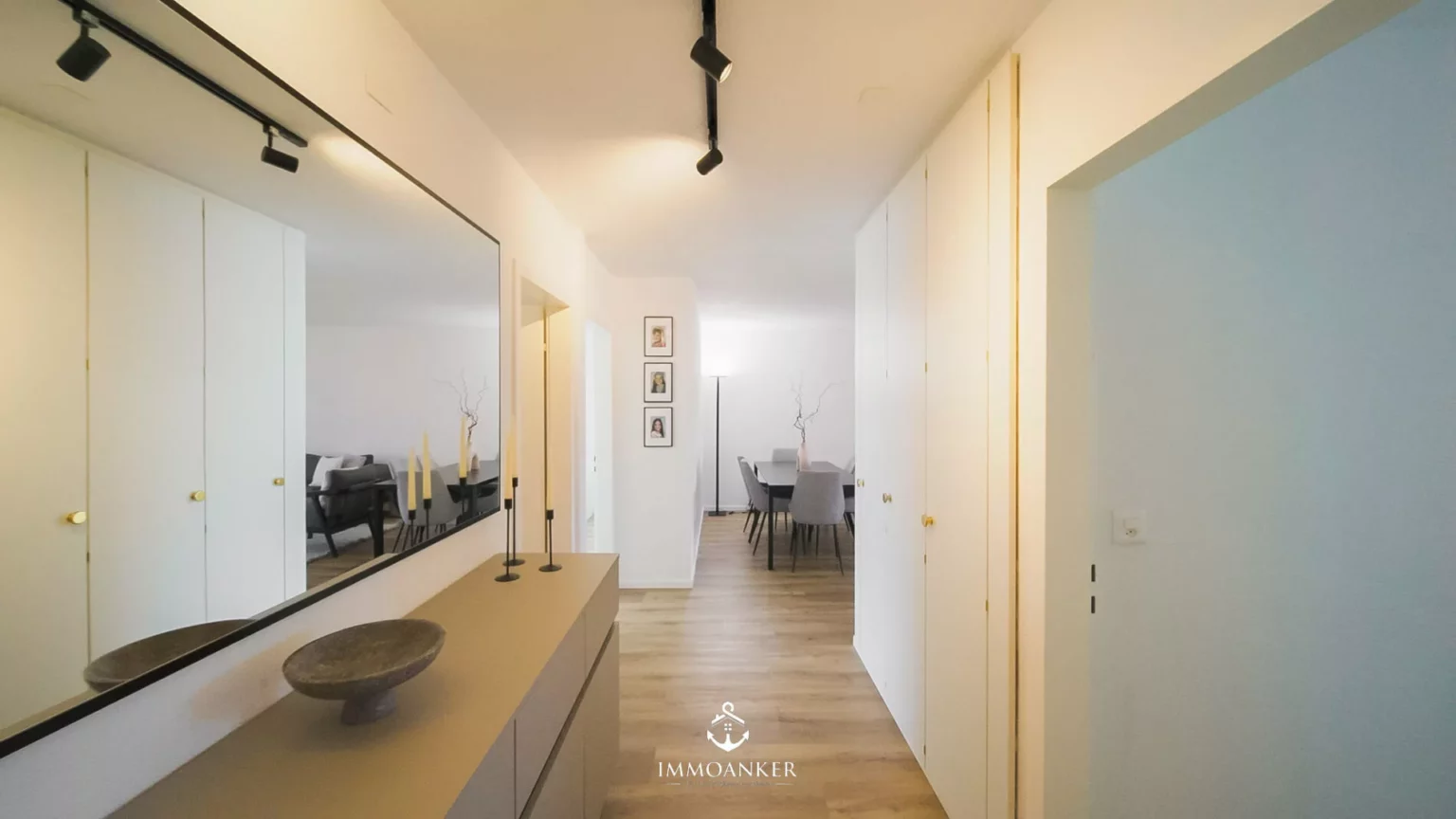 Moderner Flur mit Blick ins Esszimmer
