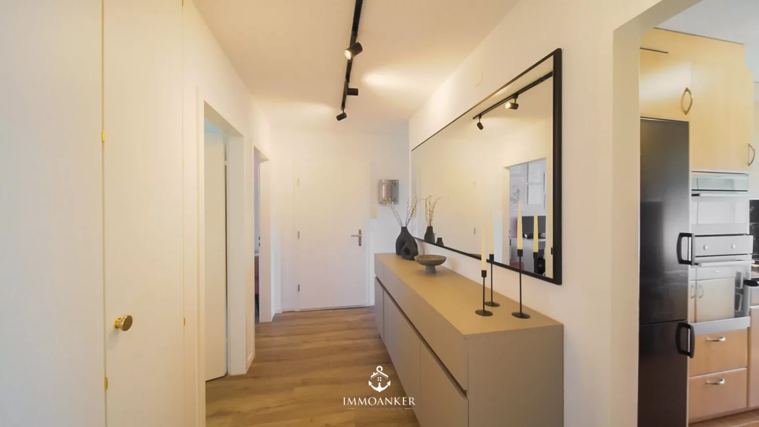 Moderner Flur mit Spiegel und Sideboard