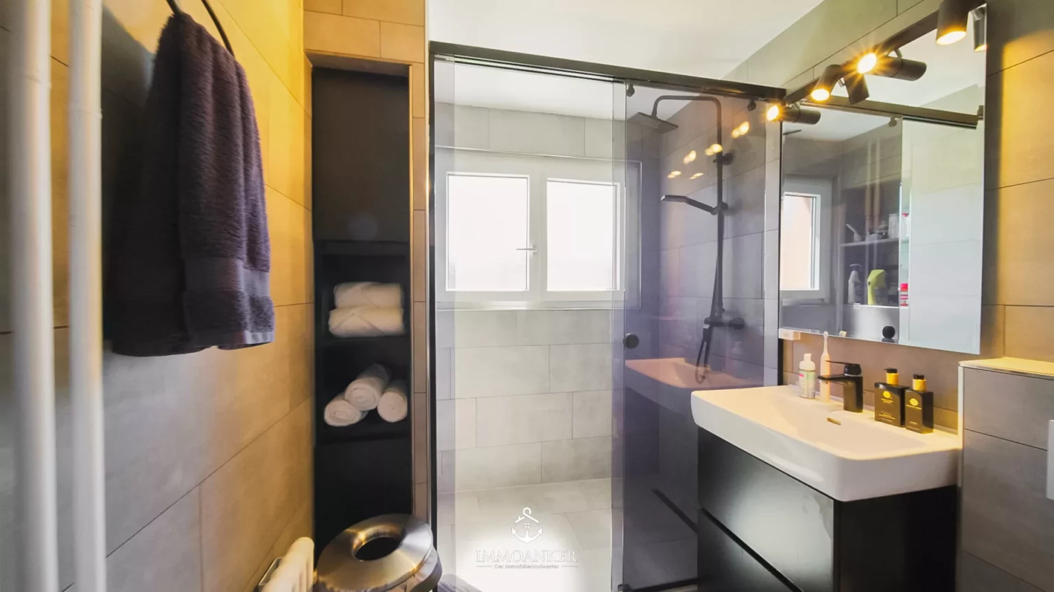 Modernes Badezimmer mit Dusche und Waschtisch