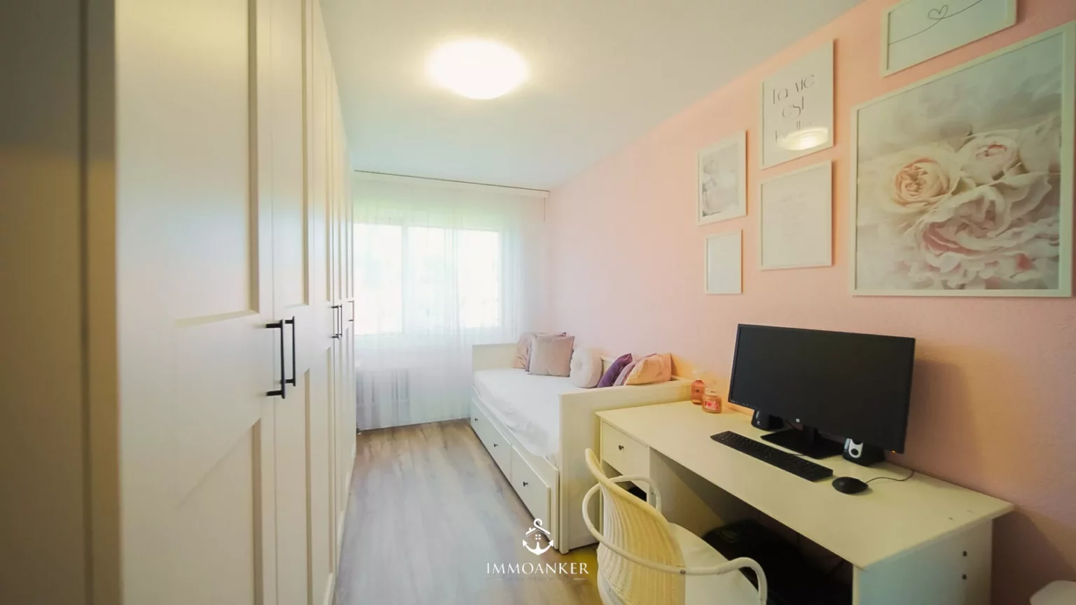 Helles, schmales Schlafzimmer mit Arbeitsplatz
