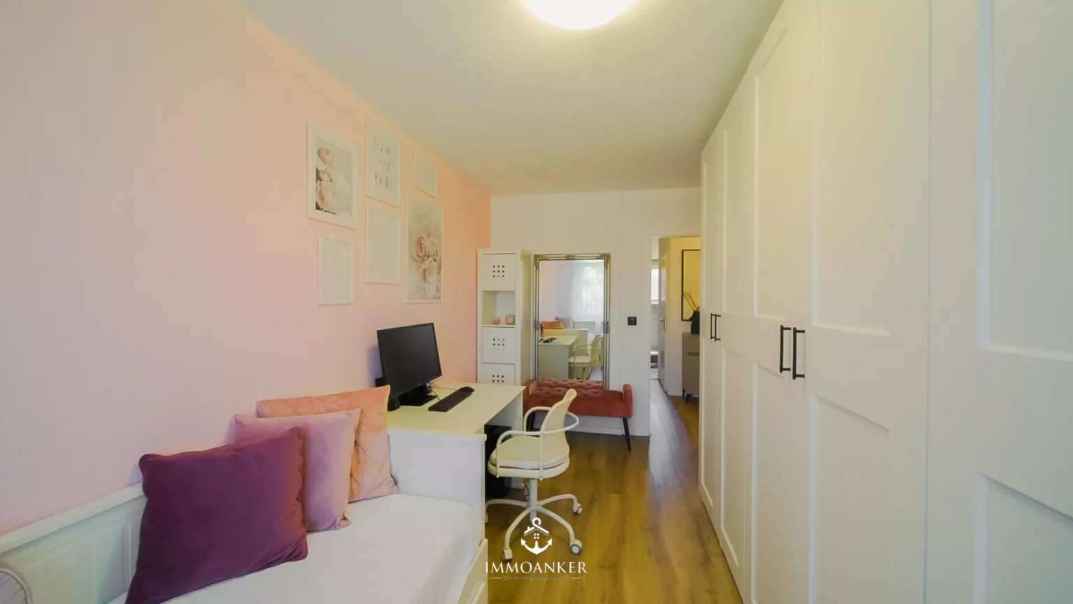 Helles Schlafzimmer mit Arbeitsplatz und Einbauschrank
