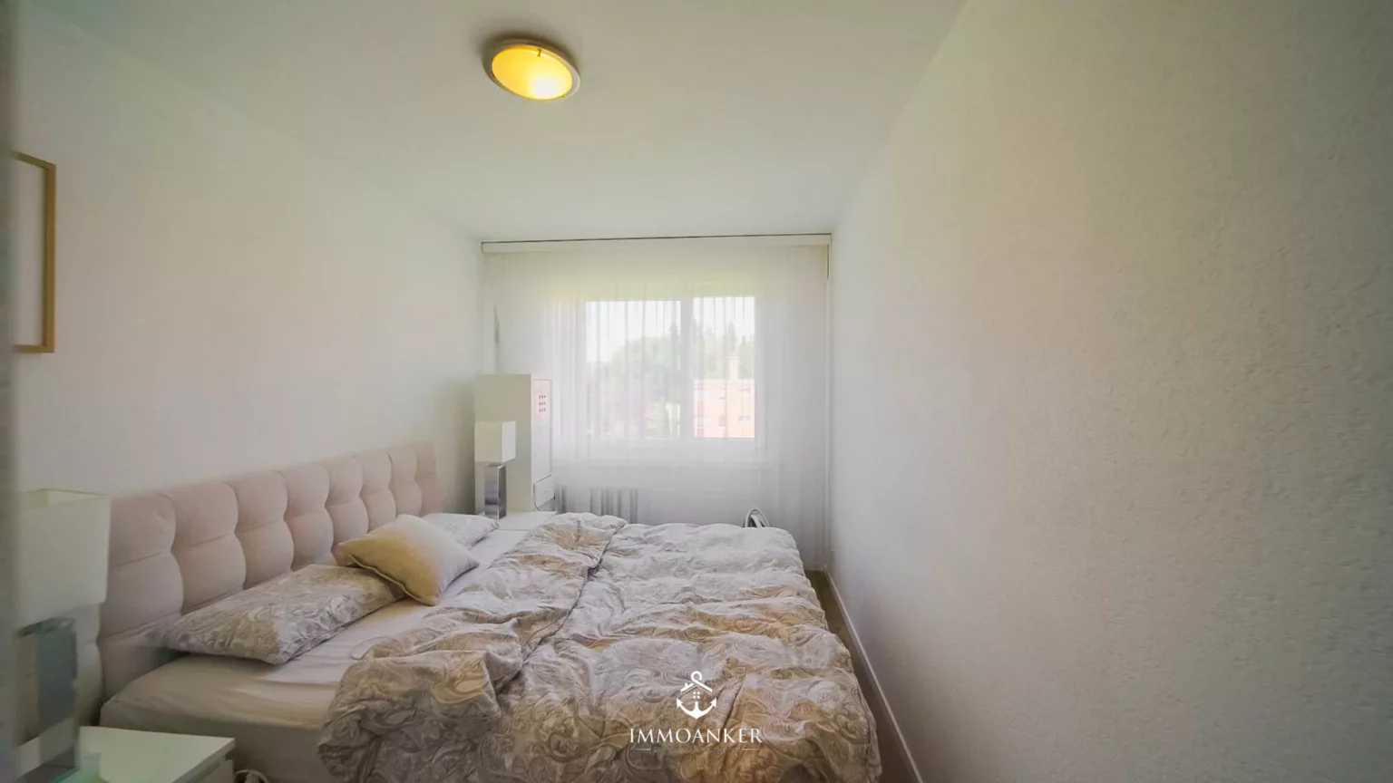 Helles Schlafzimmer mit Doppelbett