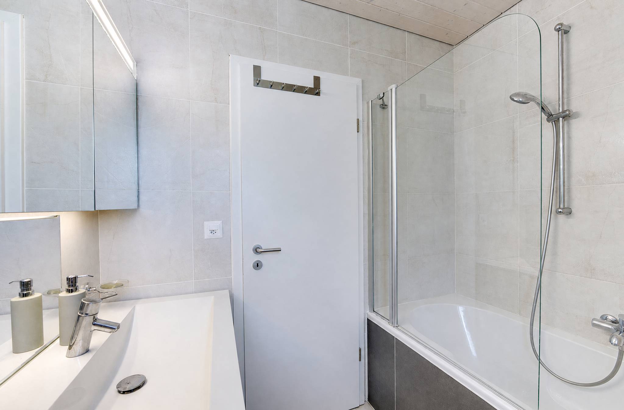 Modernes Badezimmer mit Badewanne und Waschtisch