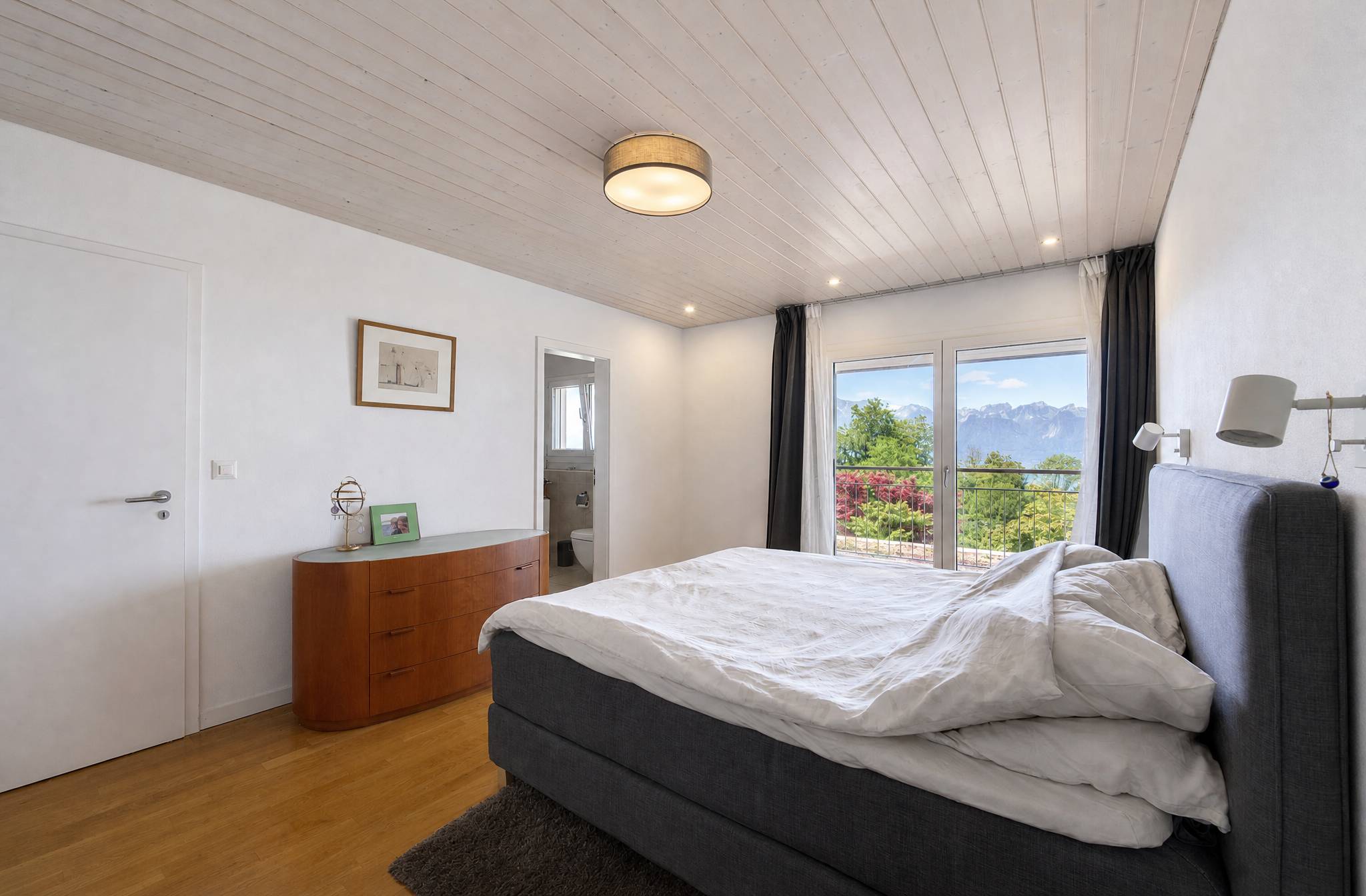 Helles Schlafzimmer mit Bergblick