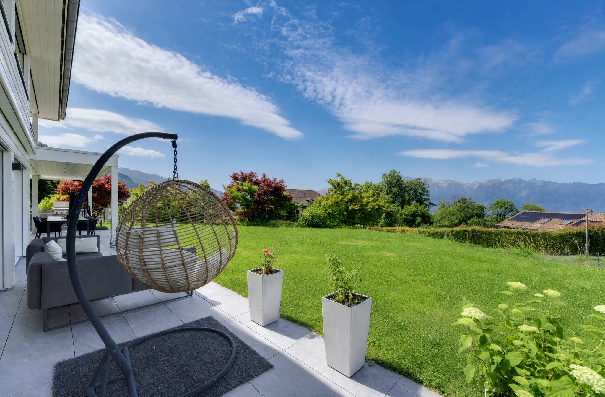 Terrasse mit Garten und Bergblick