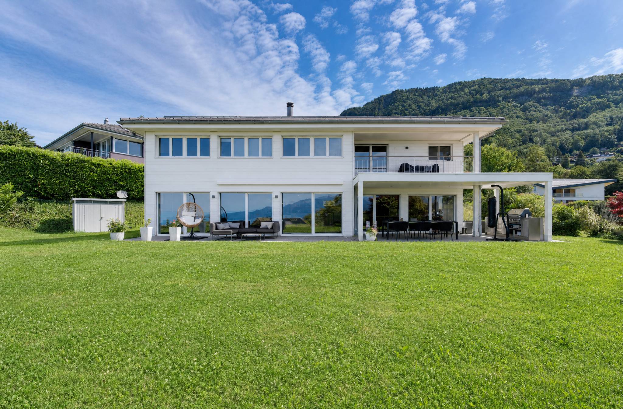 Modernes Einfamilienhaus mit Seeblick und großer Terrasse