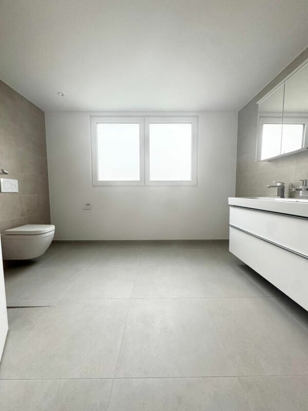 Modernes Badezimmer mit großem Fenster
