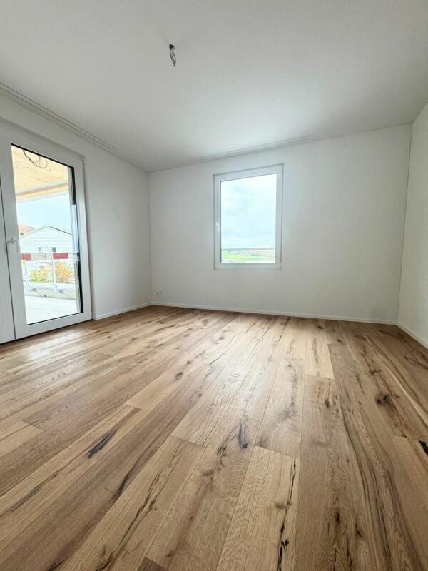 Leerer heller Raum mit Holzoptikboden