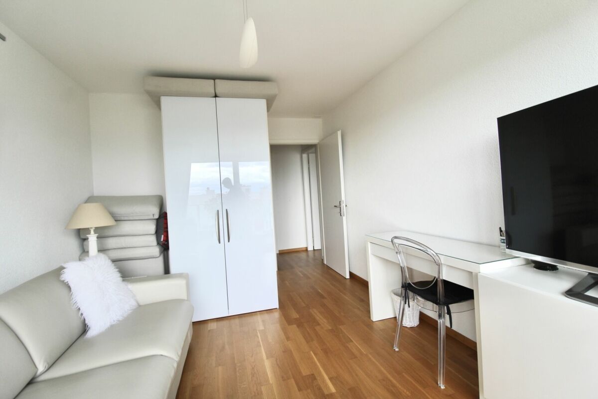 Helles kleines Wohn- oder Arbeitszimmer mit Schrank und Schreibtisch