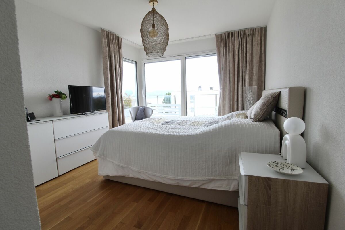 Helles Schlafzimmer mit Balkonblick