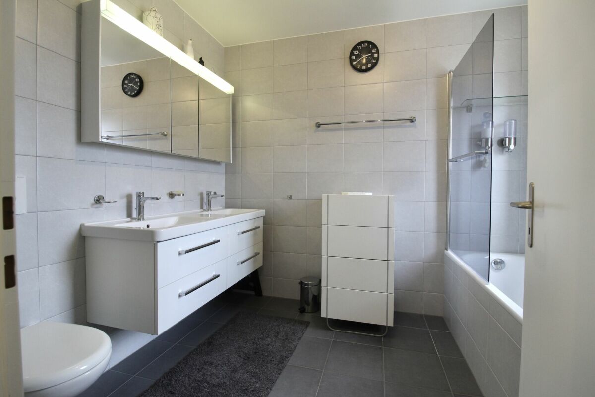 Modernes Badezimmer mit Badewanne und Doppelwaschtisch