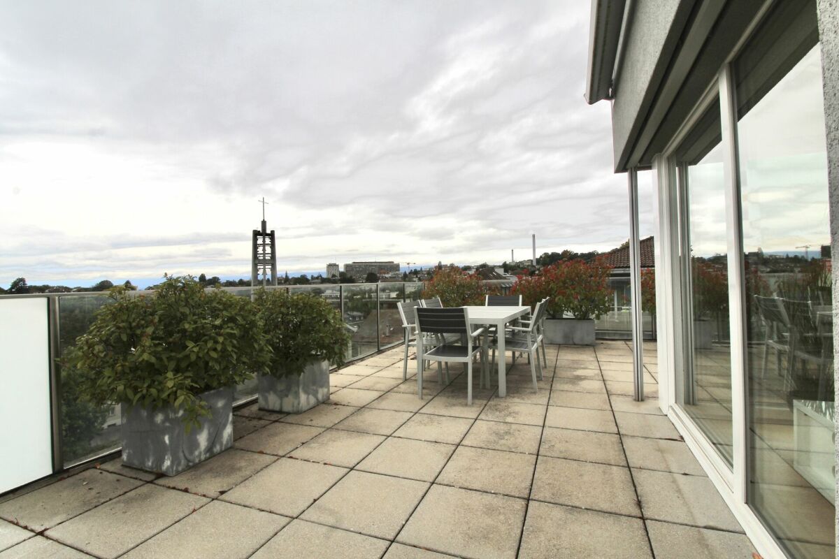 Dachterrasse mit Sitzgruppe und Pflanzenkübeln