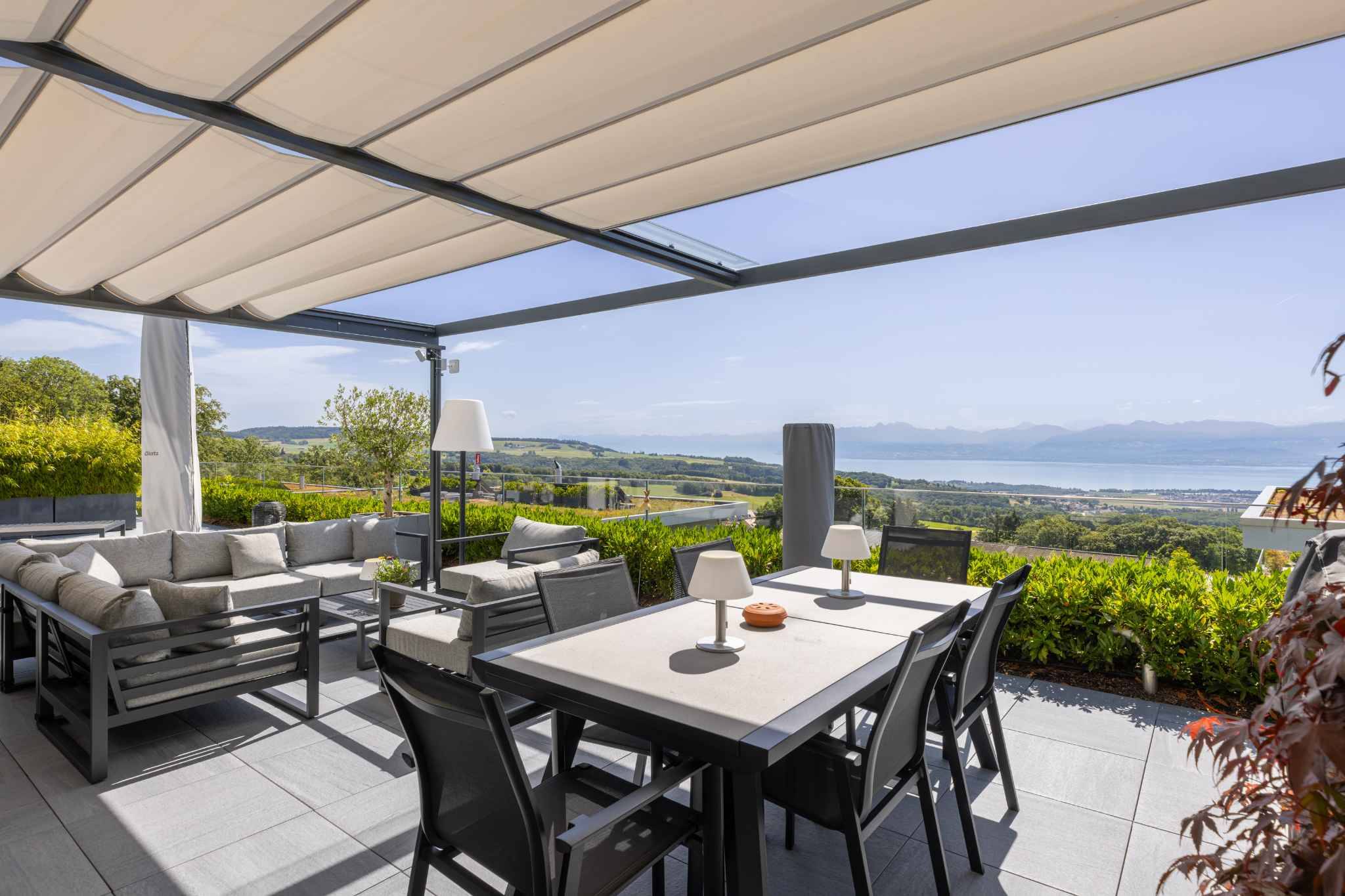 Überdachte Terrasse mit Seeblick
