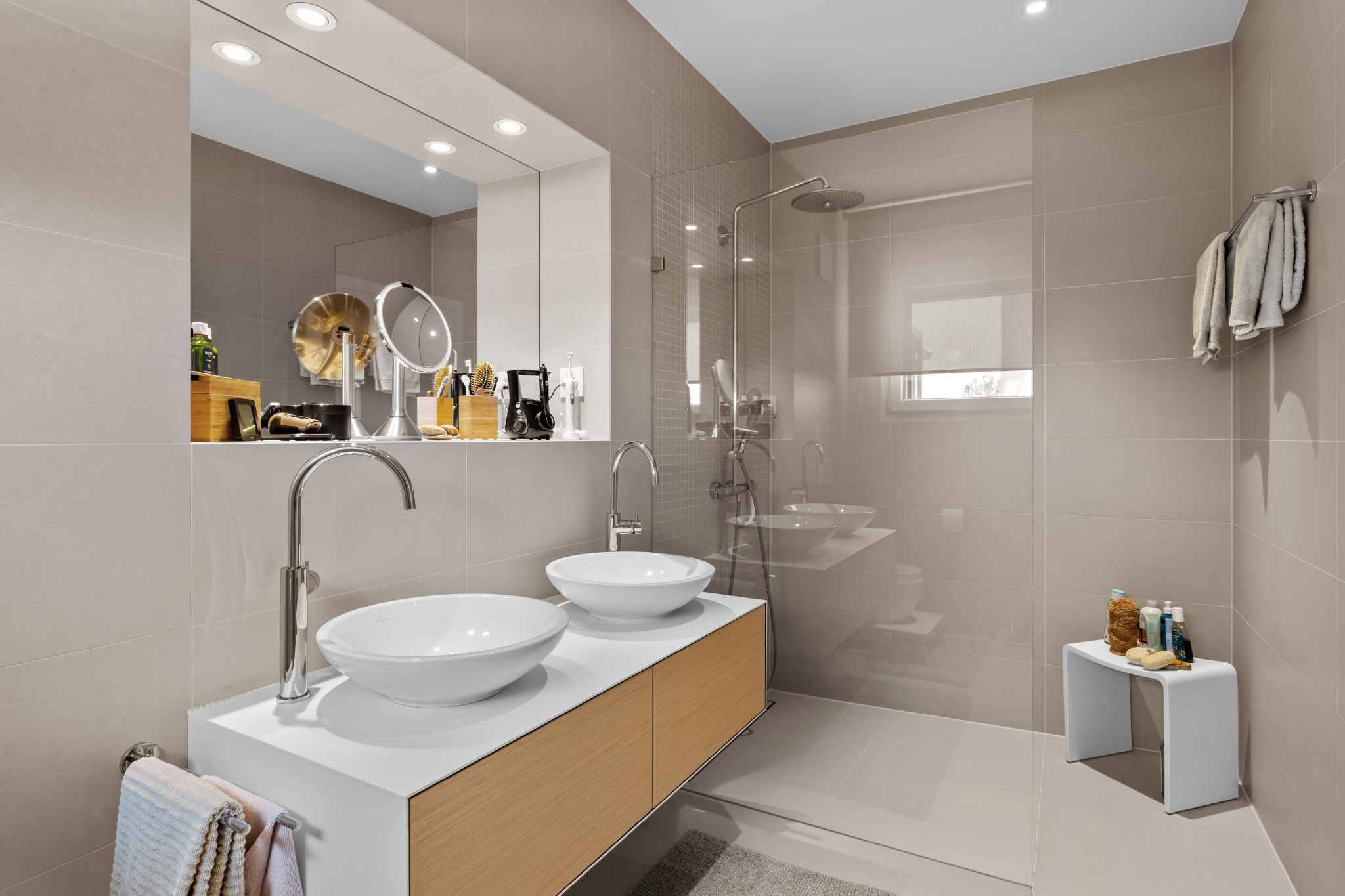 Modernes Badezimmer mit Doppelwaschbecken und Walk-in-Dusche
