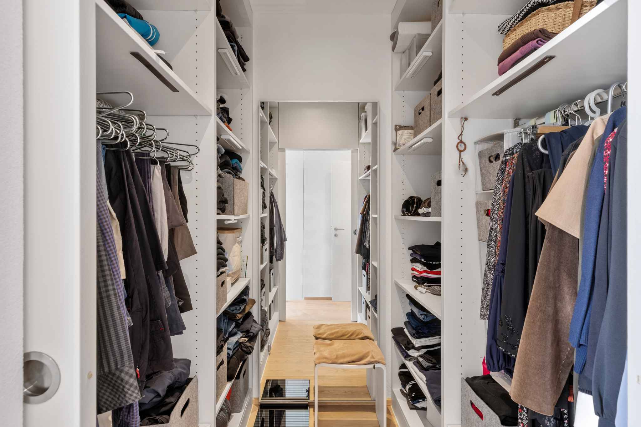 Ankleidezimmer mit offenen Regalsystemen