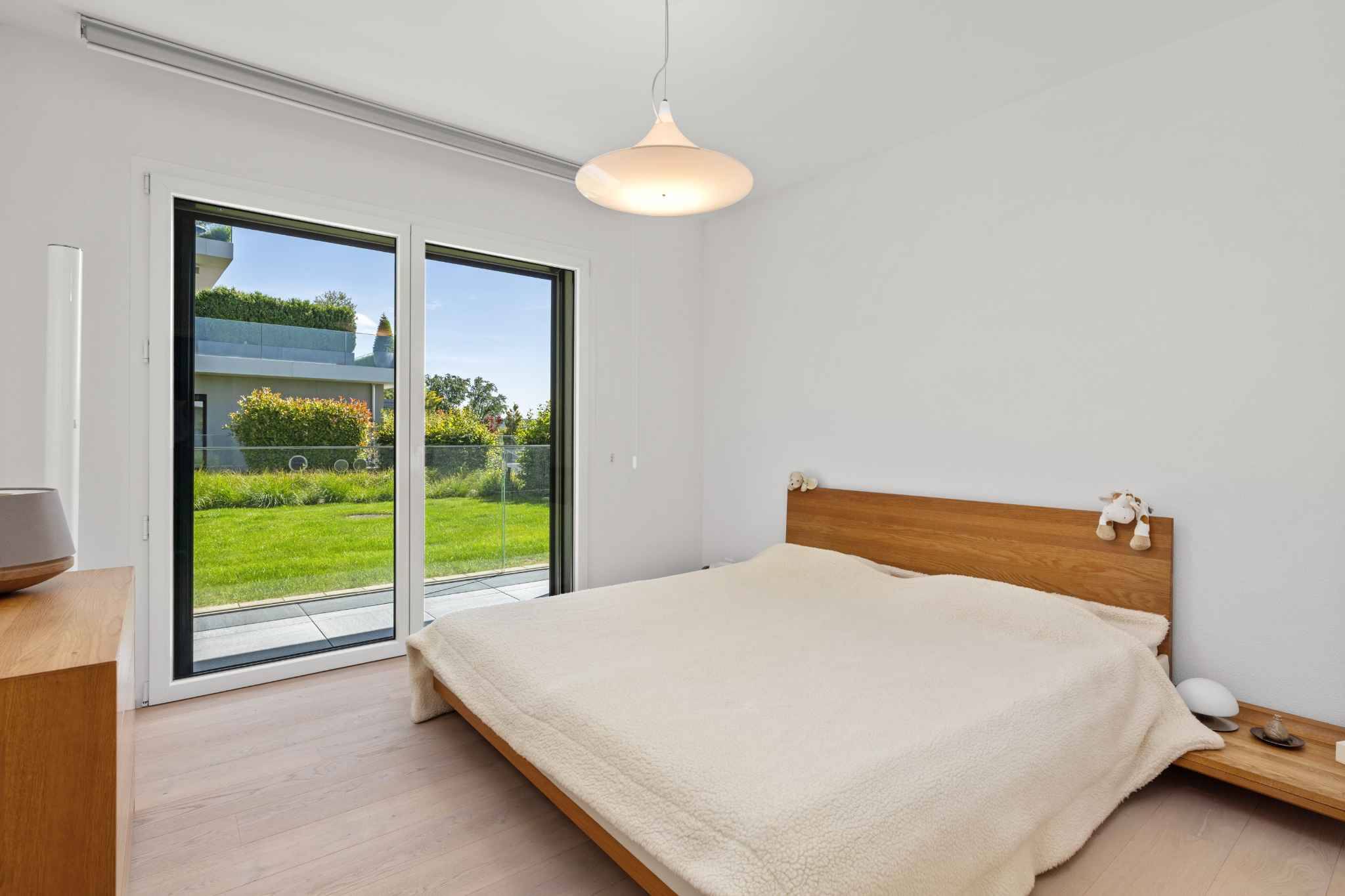 Helles Schlafzimmer mit Gartenblick
