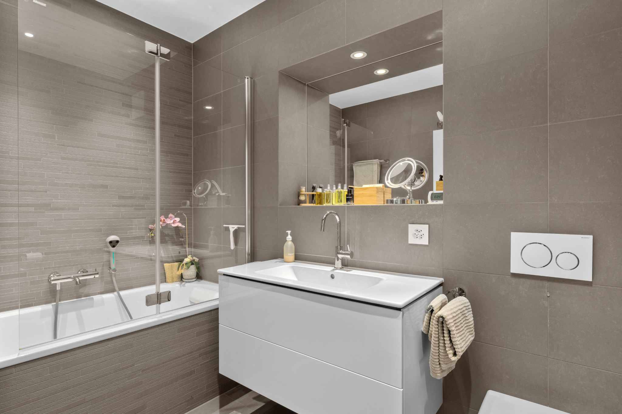 Modernes Badezimmer mit Badewanne und Waschtisch