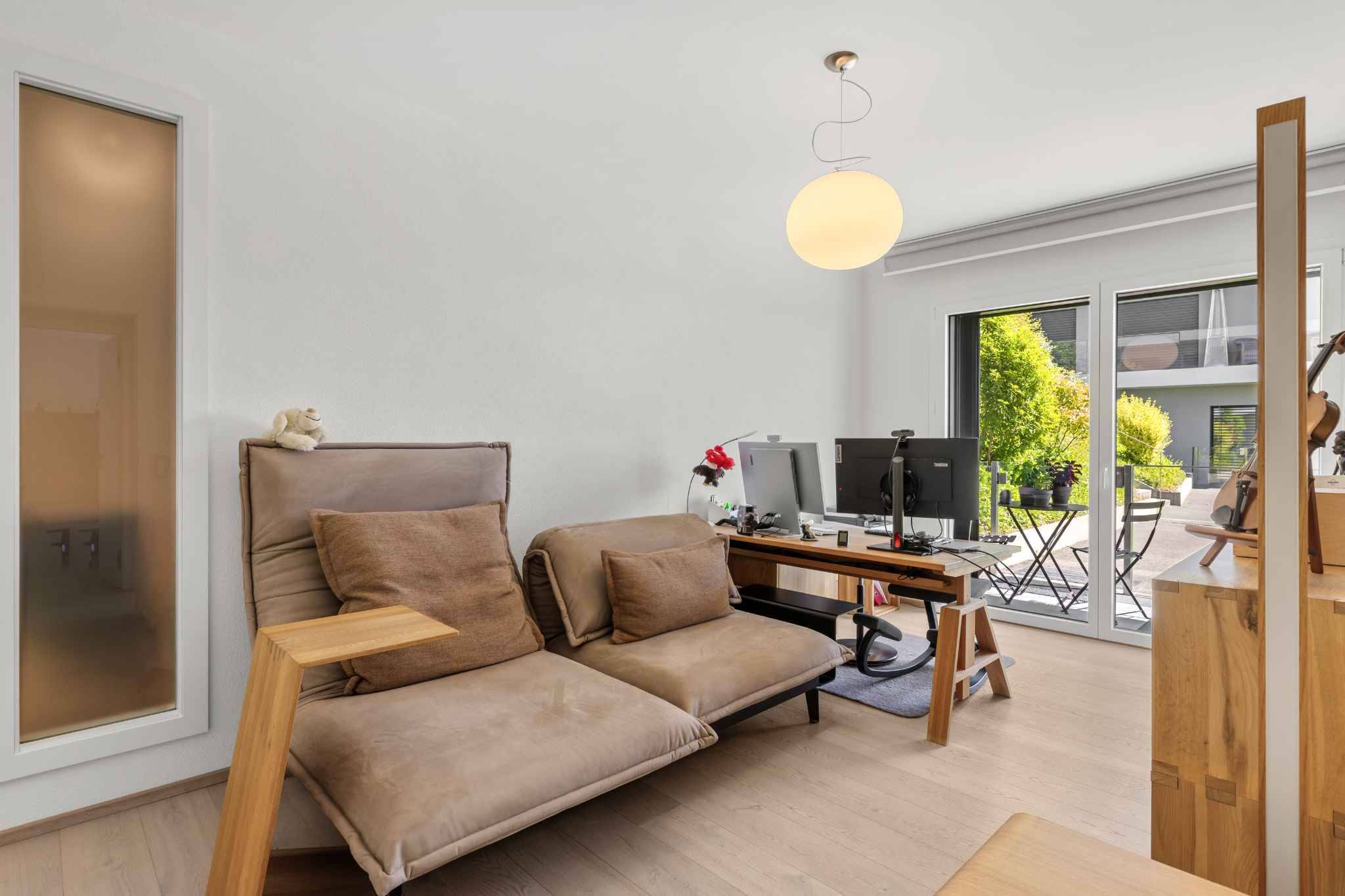Heller Arbeitsraum mit Zugang zur Terrasse