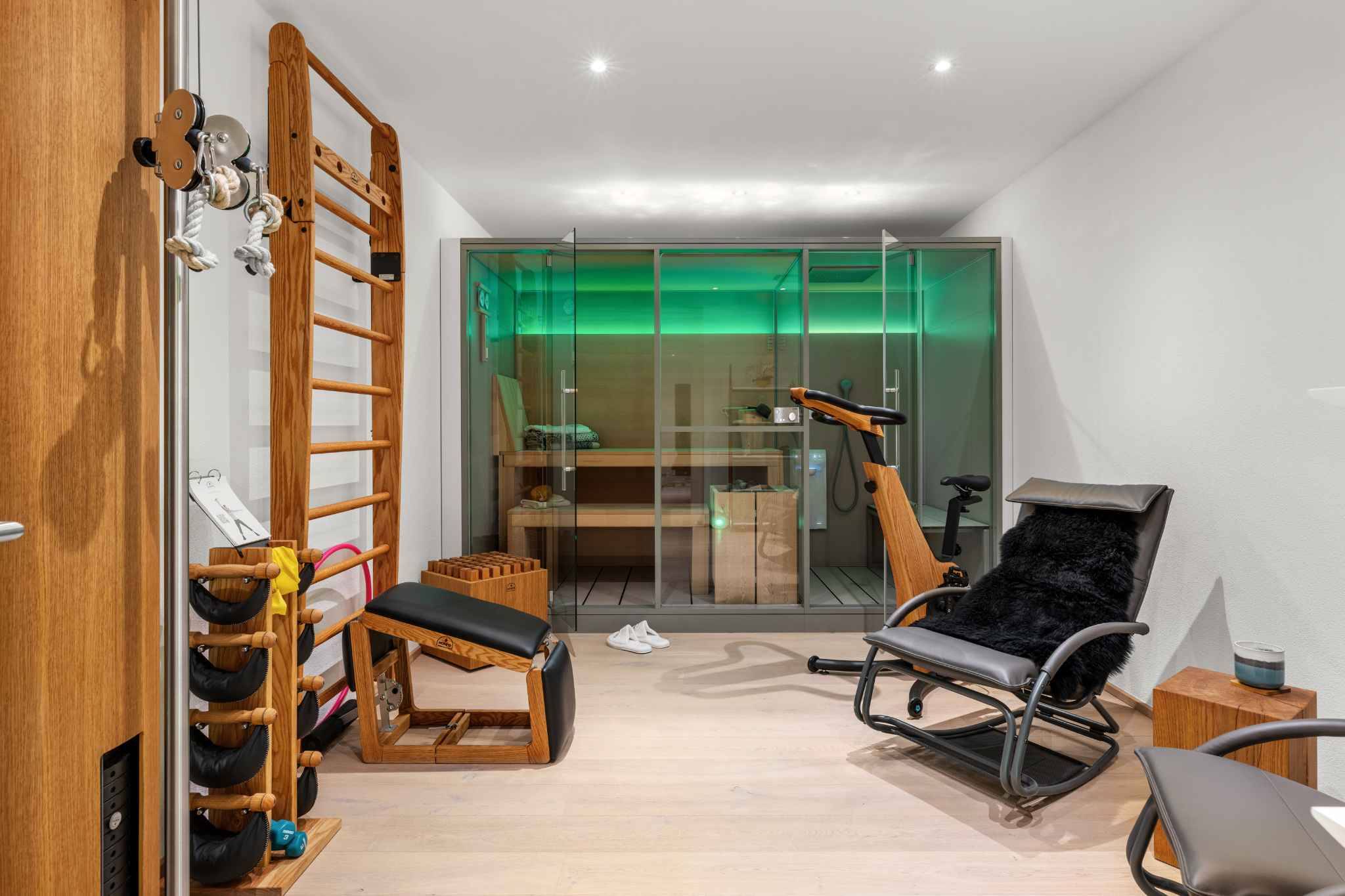 Privater Fitnessraum mit Sauna