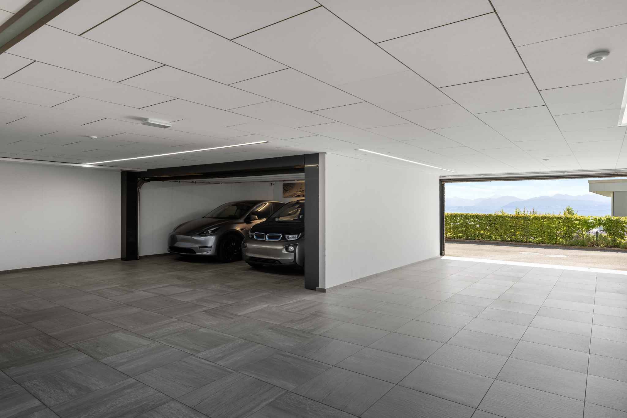 Moderne Garage mit Blick ins Freie