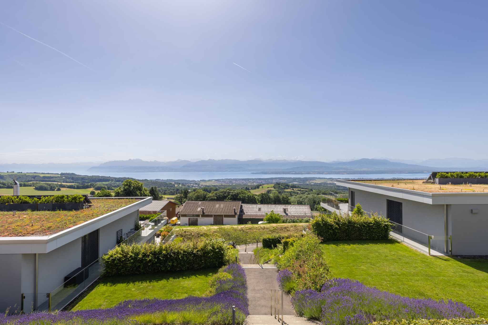 Exterieur mit Seeblick und moderner Architektur