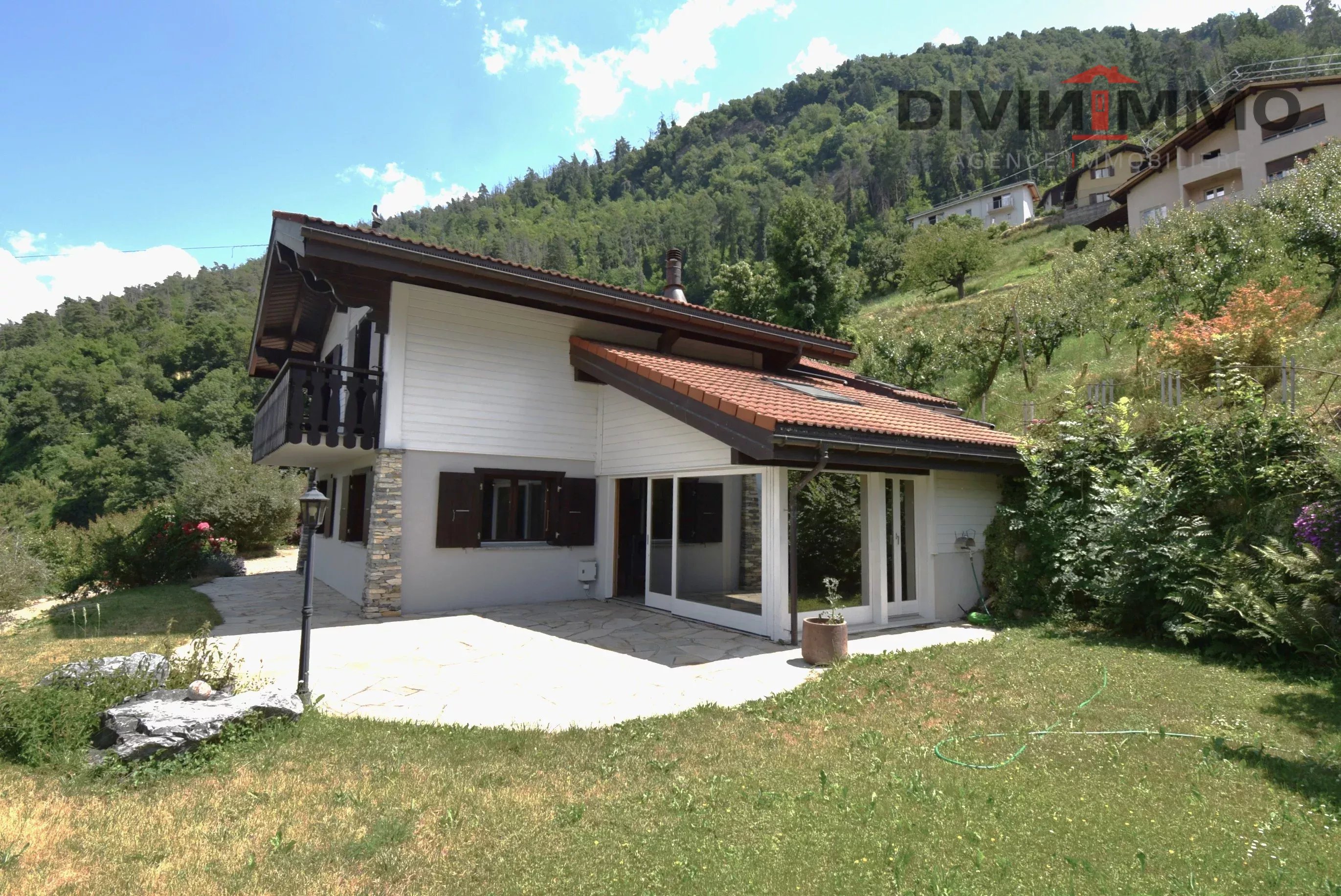 Alpenhaus mit Garten und Bergblick
