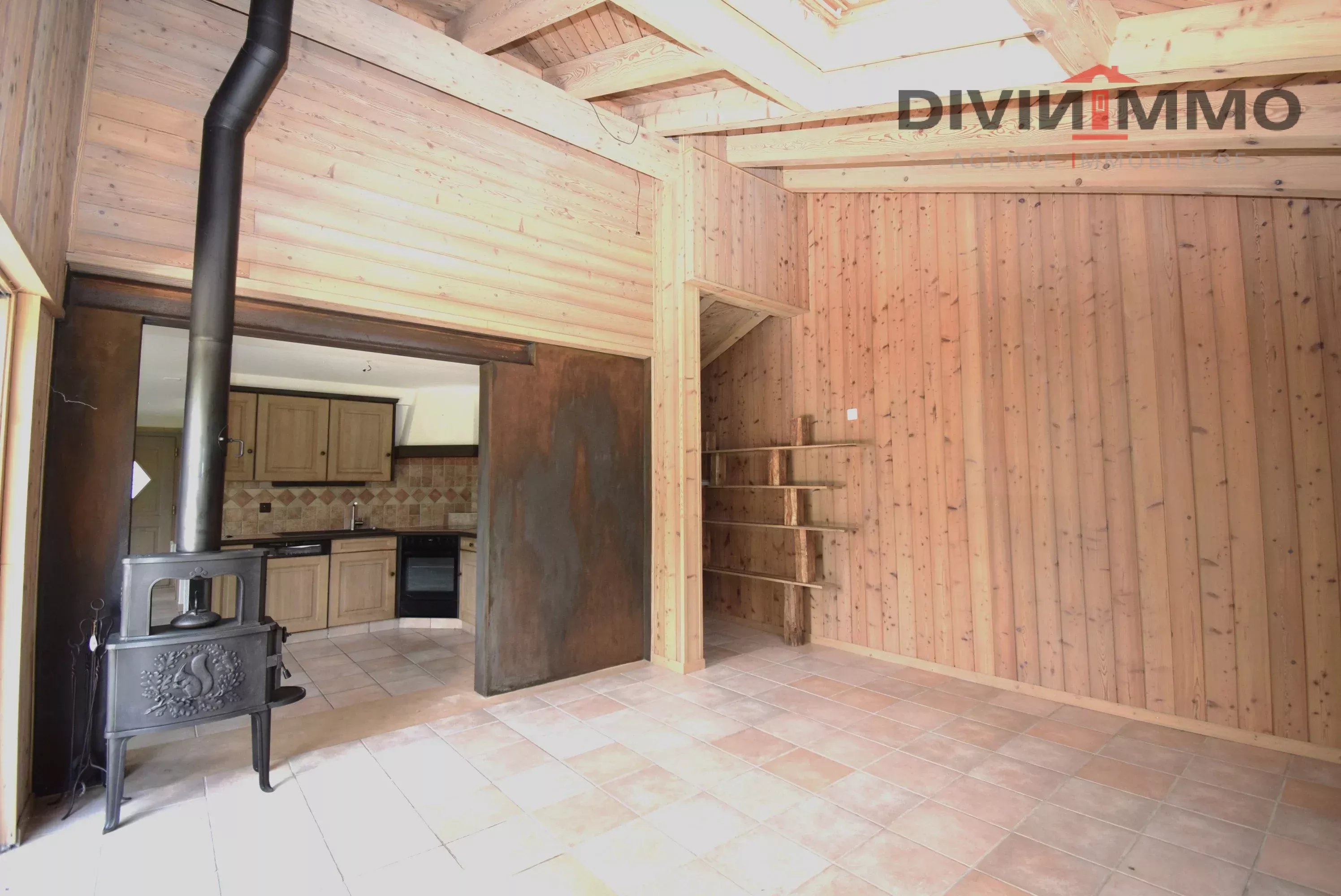 Rustikaler Innenraum mit Kamin und Holzwänden