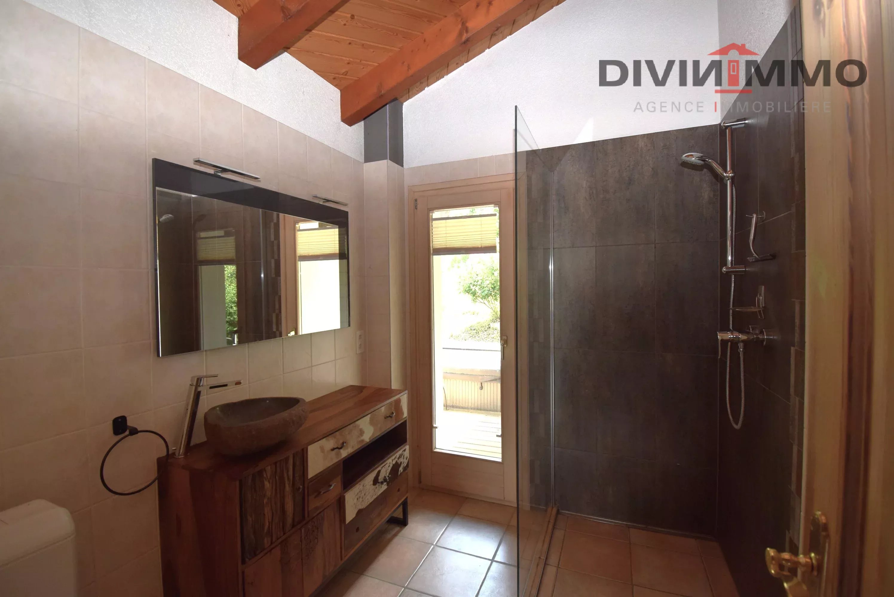 Modernes Badezimmer mit Walk-in-Dusche