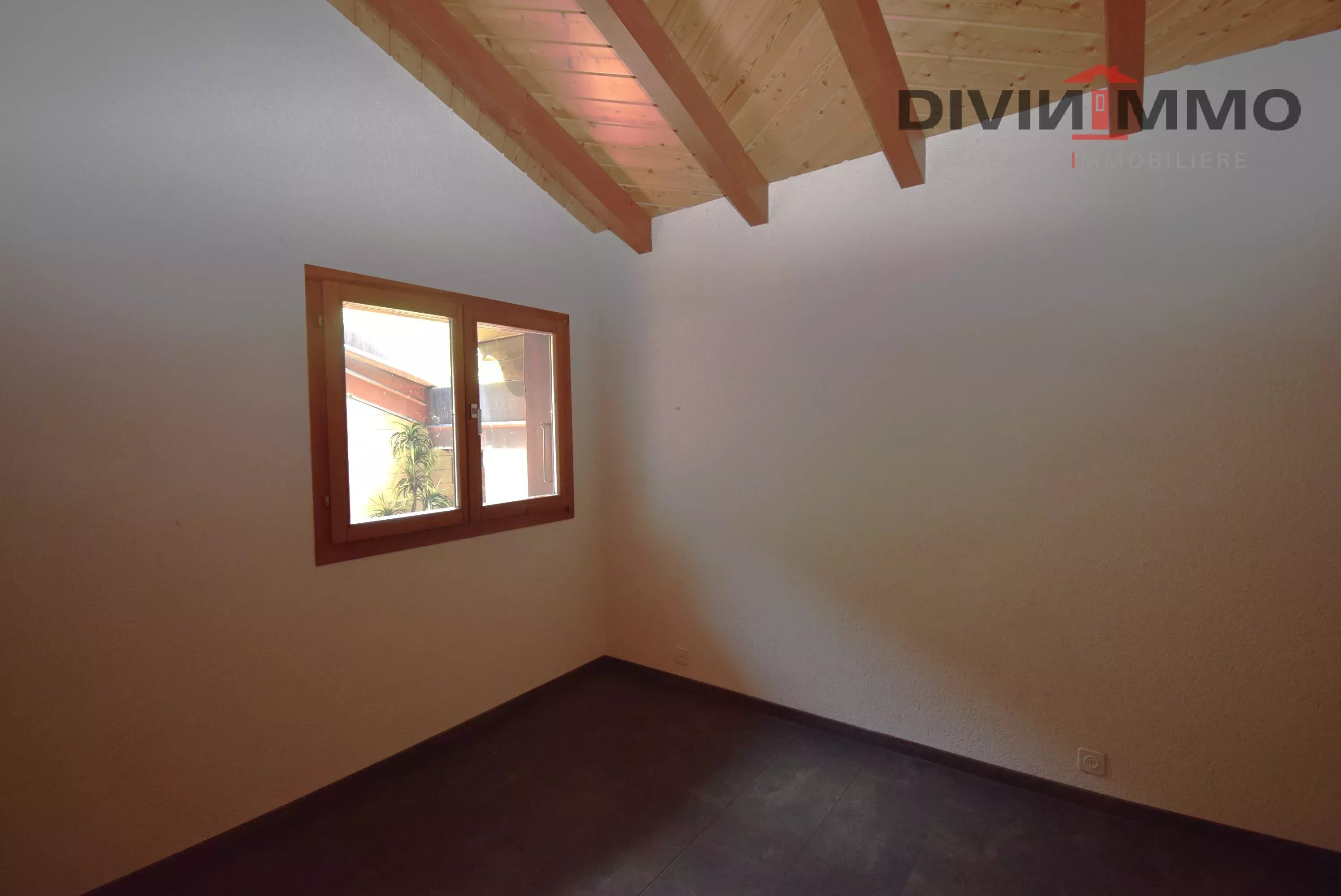 Leerer Dachraum mit Fenster