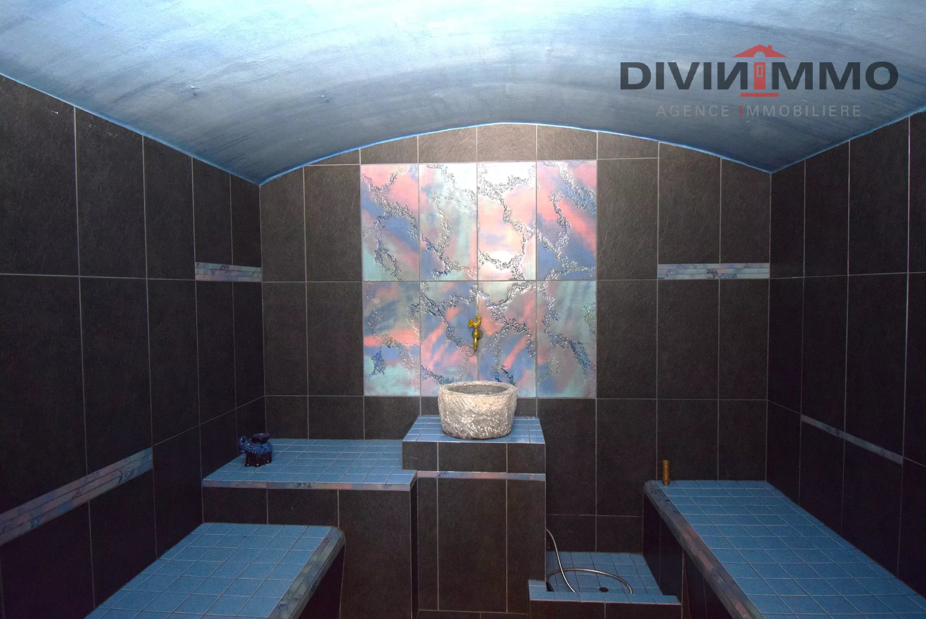 Traditioneller Hamam- bzw. Spa-Raum mit Waschbecken