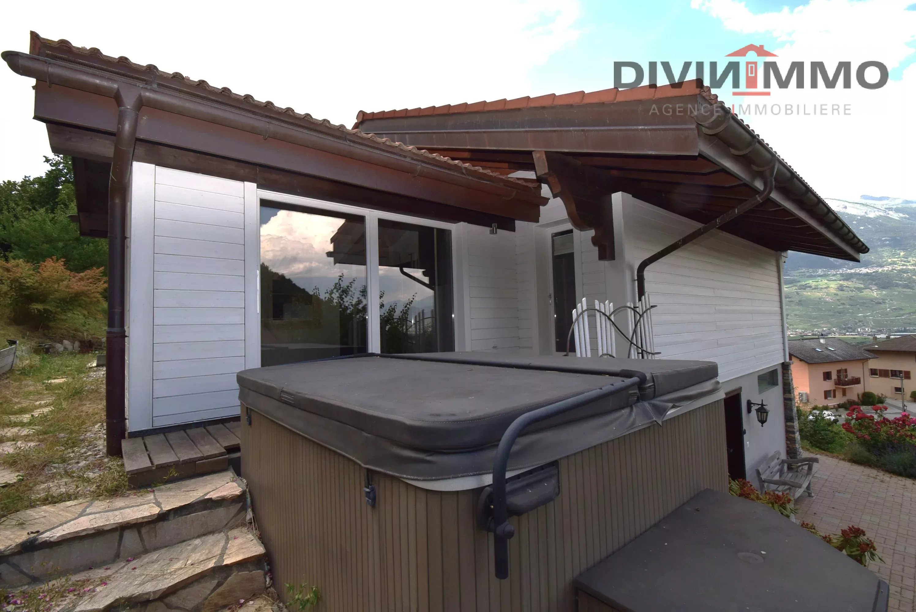 Exterieur eines Hauses mit Whirlpool und Bergblick