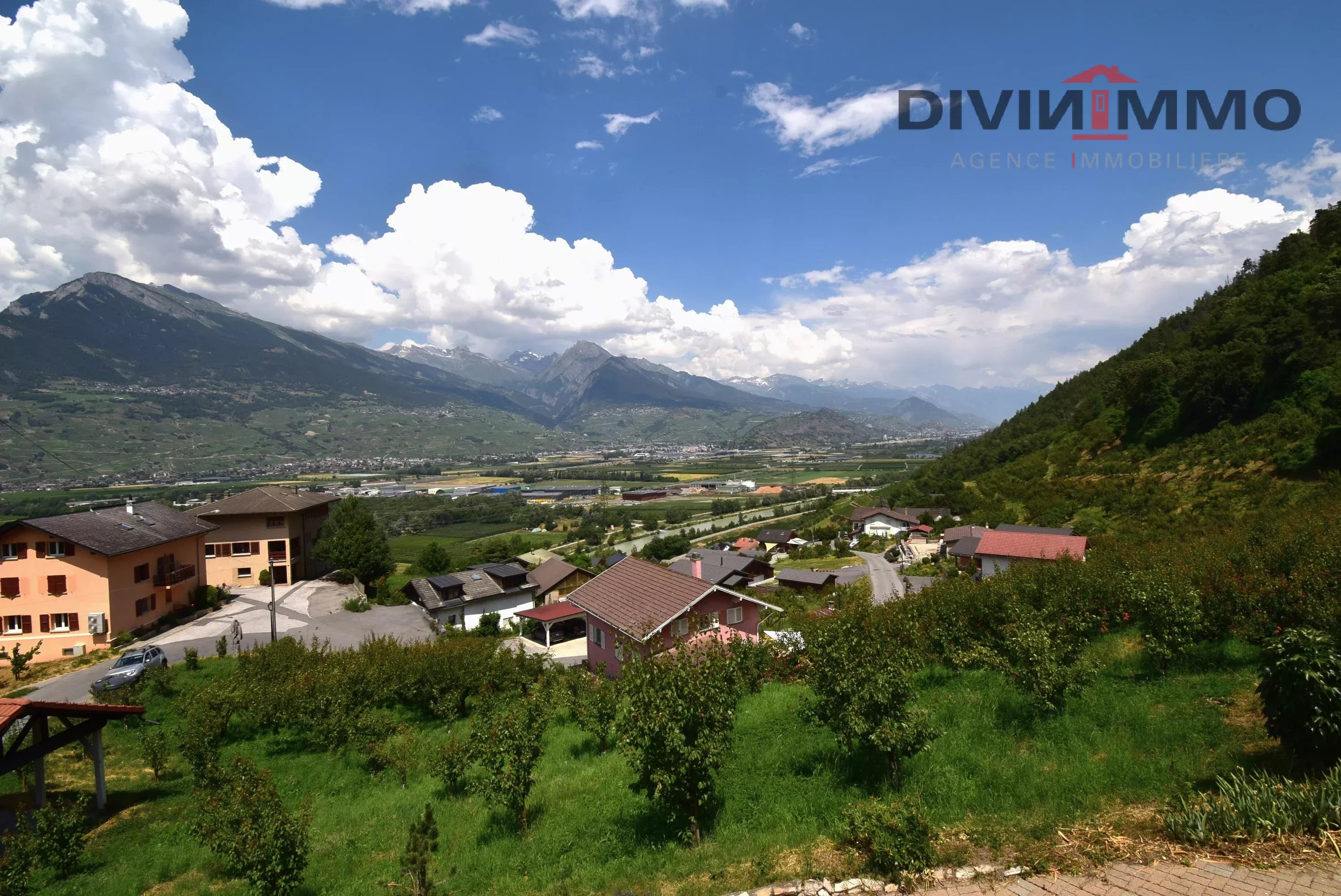 Panoramablick auf Tal und Berge