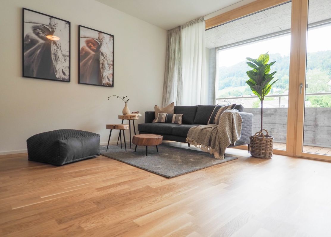 Heller Wohnbereich mit Balkonblick