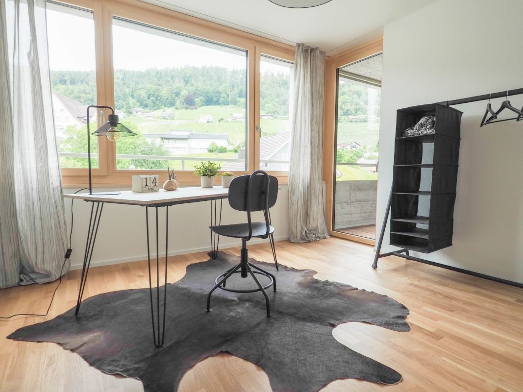 Helles Arbeitszimmer mit Panoramaausblick
