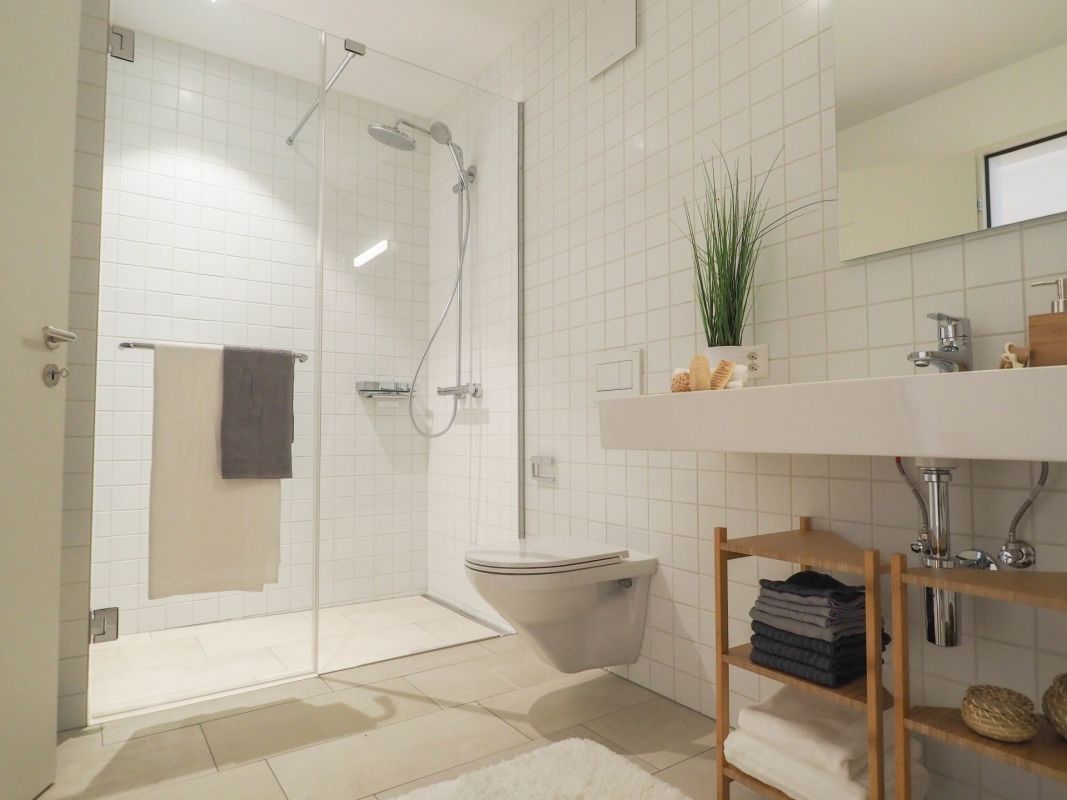 Modernes Badezimmer mit begehbarer Dusche und wandhängendem WC