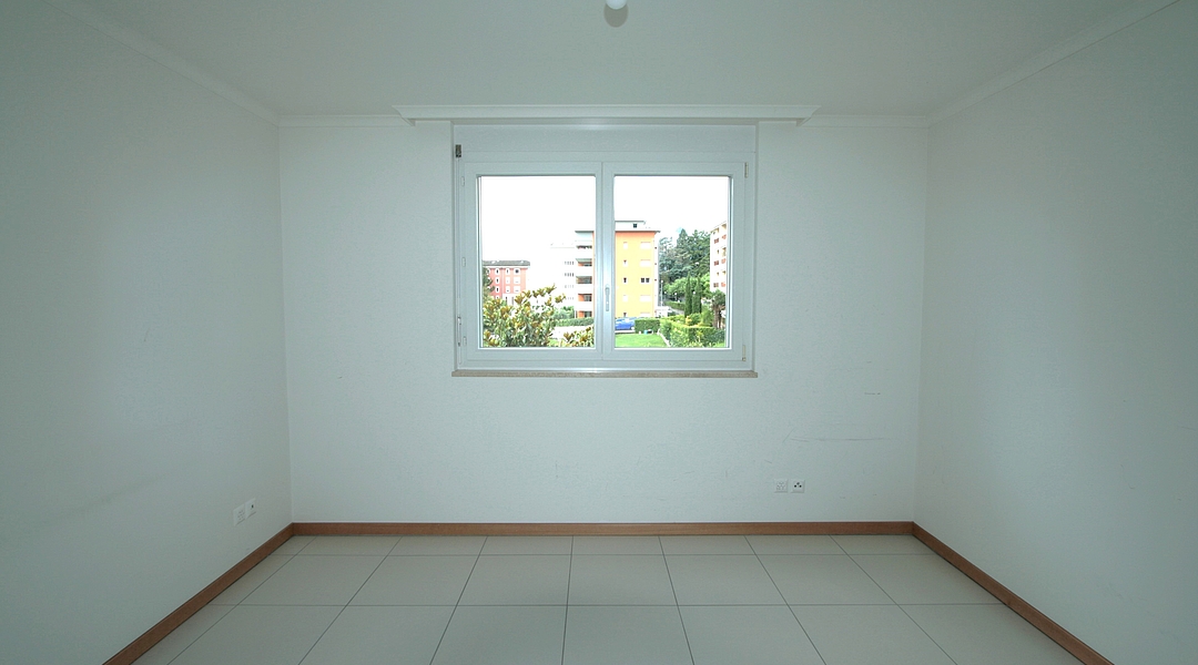 Leerer heller Raum mit Fenster