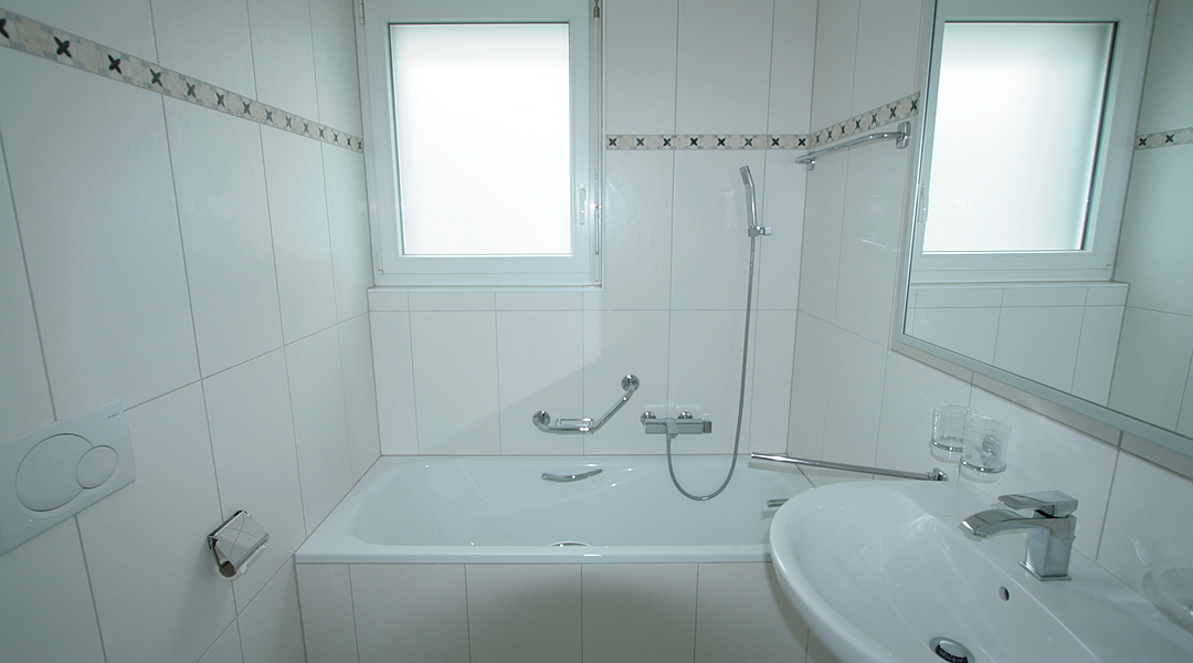 Helles Badezimmer mit Wanne und Waschbecken