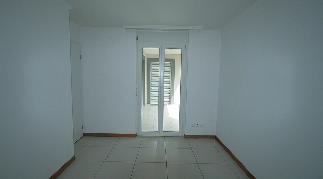Leerer heller Raum mit Flügeltür zum Balkon/Innenbereich