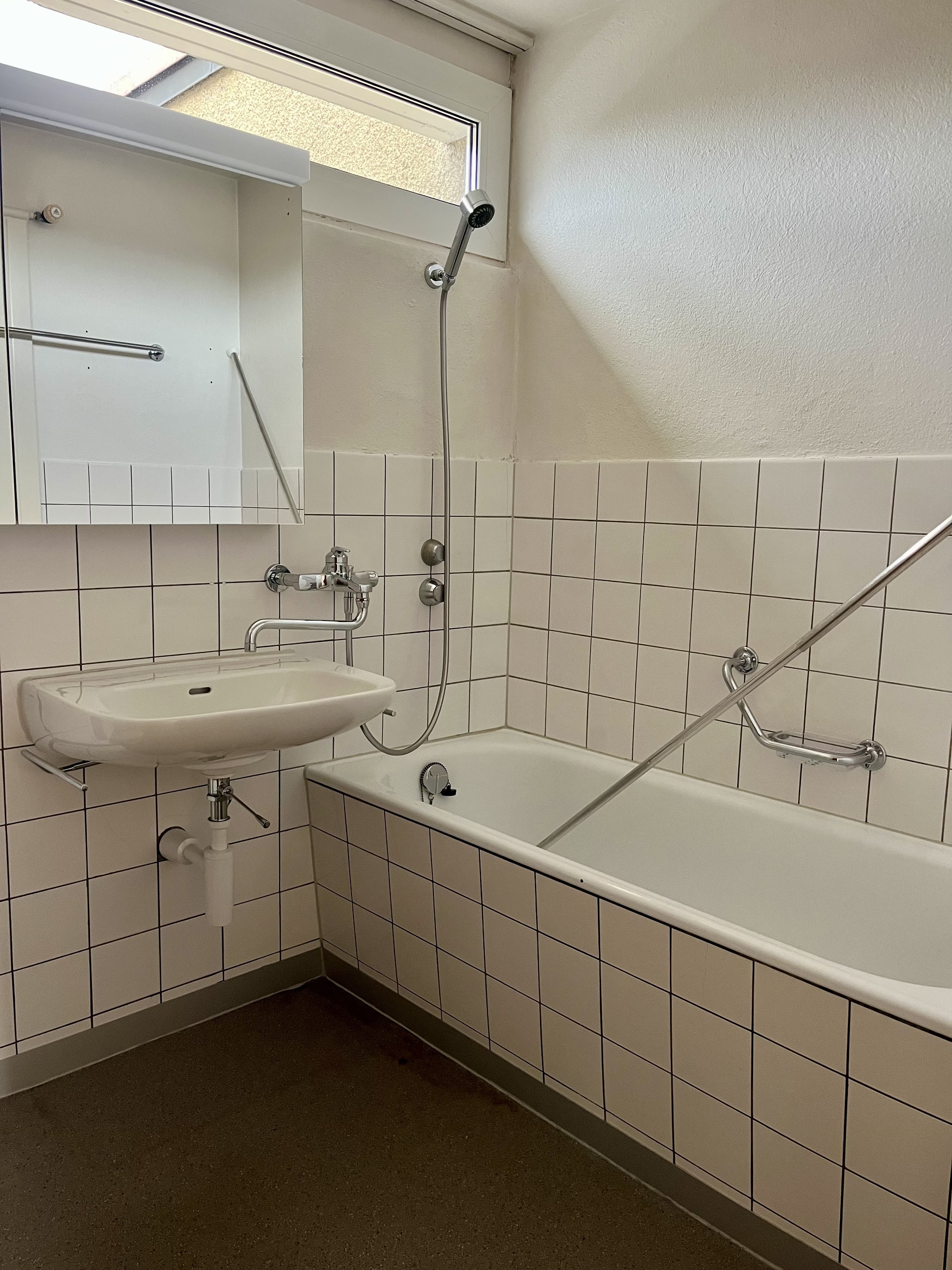 Badezimmer mit Badewanne und Wandwaschbecken