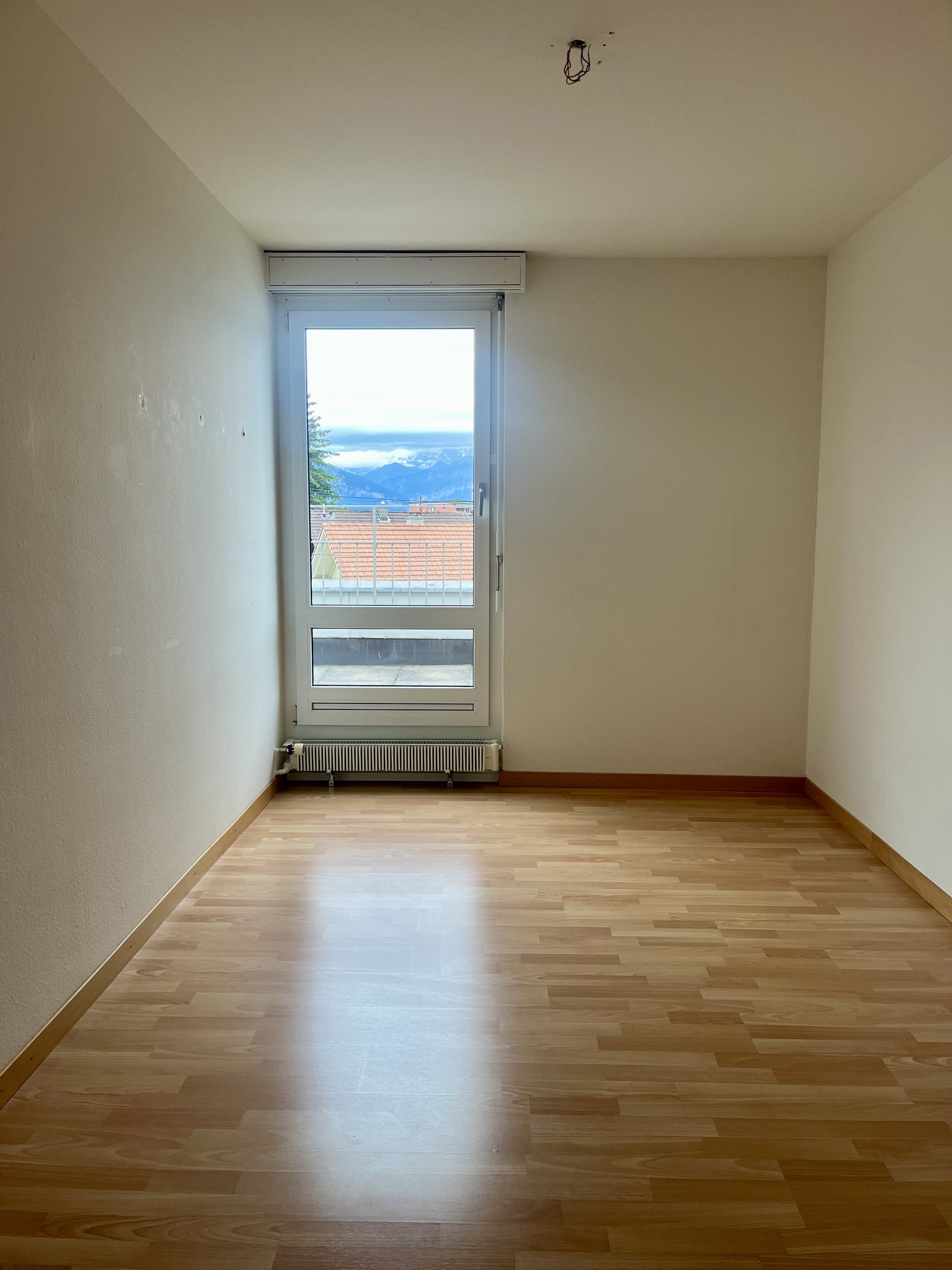 Leerer Raum mit Fenster und Bergblick