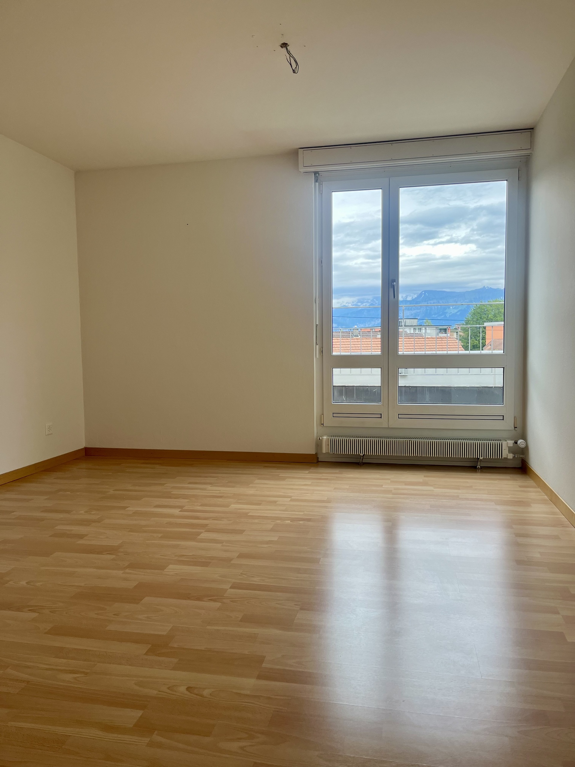 Leeres helles Zimmer mit Balkon- oder Fensterblick