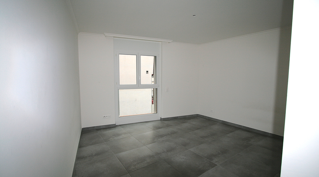Leerer, modernisierter Innenraum mit Fenster