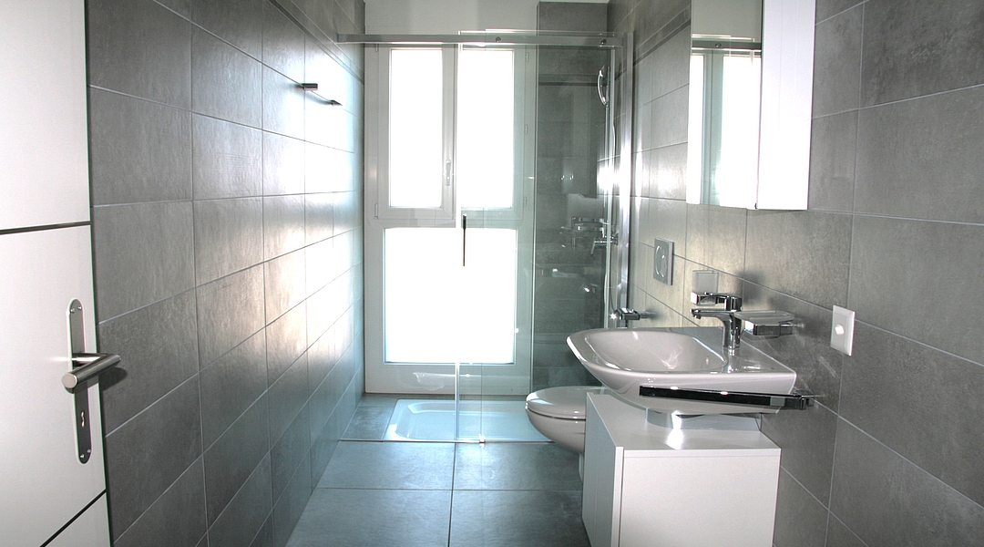 Modernes schmales Badezimmer mit Dusche