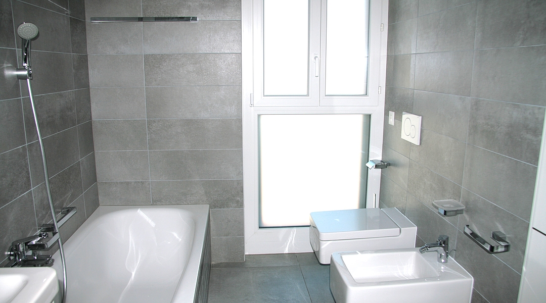 Modernes Badezimmer mit Badewanne und Bidet