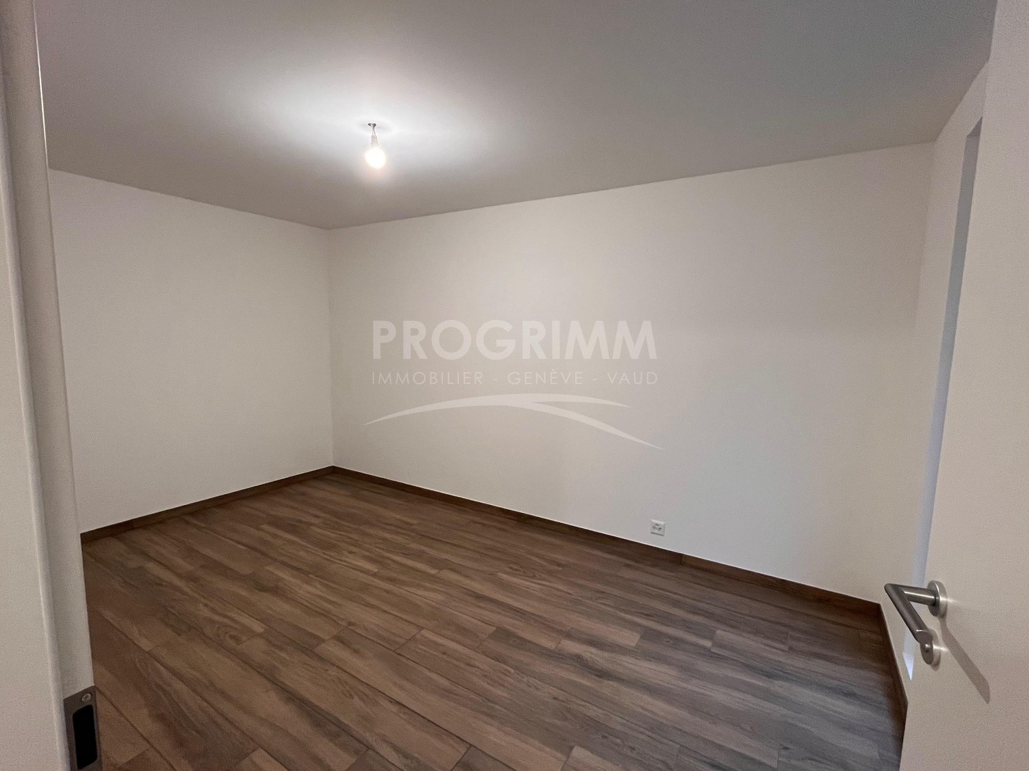 Leerer Innenraum mit Holzfußboden